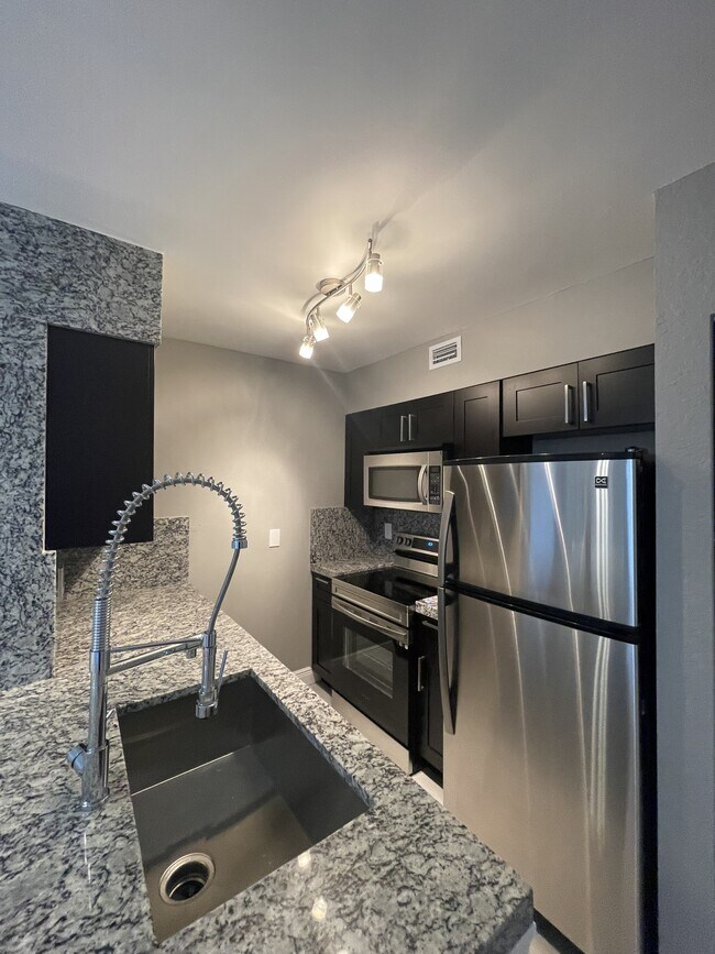 Building Photo - 2803 N Oakland Forest Dr