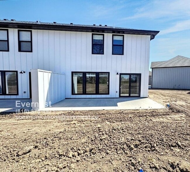 Building Photo - Beautiful 3-Bedroom Townhome with Modern A...