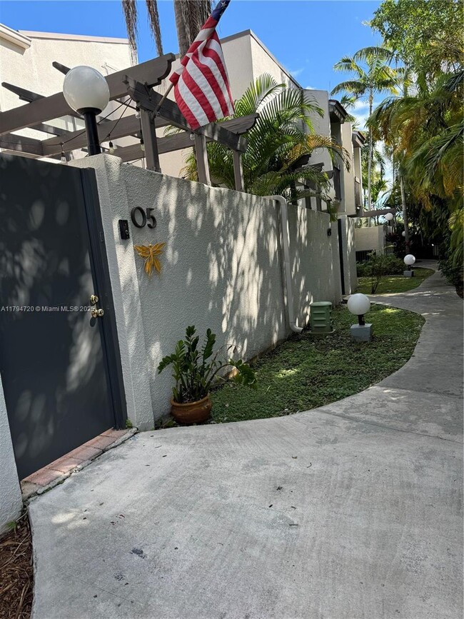 Building Photo - 4702 SW 67th Ave