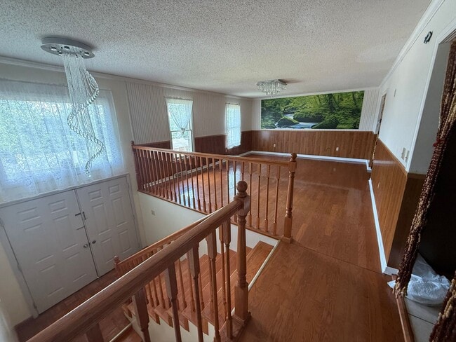 Building Photo - Spacious 4-Bedroom, 3-Bath Home in a Desir...