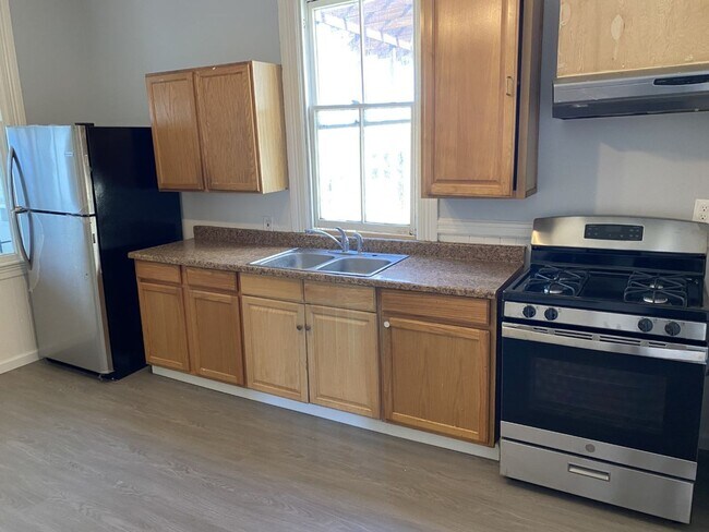 Building Photo - 2 Bedroom, 1 Bath Plus Office