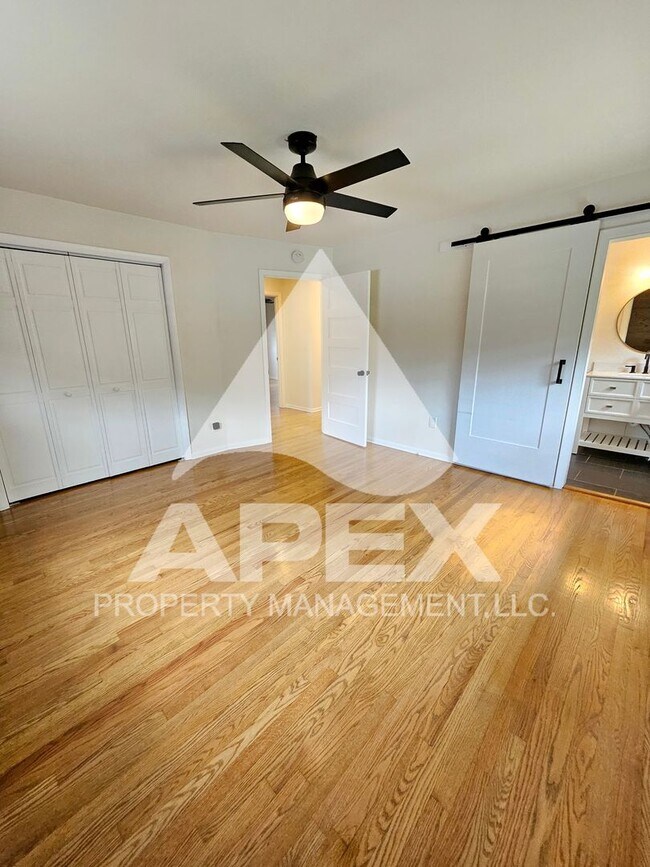 Building Photo - Renovated & Stunning - Single level Brick ...