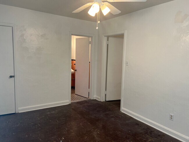 Building Photo - 873 Campus Cir