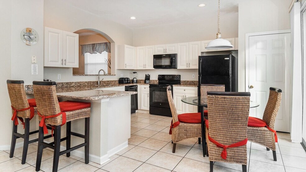 Building Photo - 8008 King Palm Cir