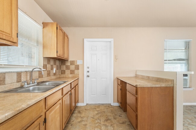 Building Photo - 218 E Villaret Blvd