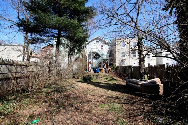 Building Photo - 42 Walnut St