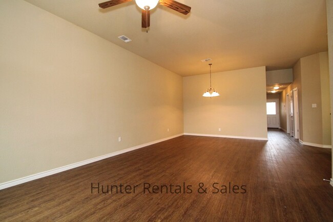 Building Photo - Luxury Duplex!