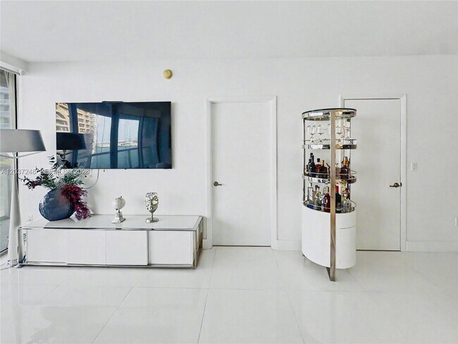 Building Photo - 465 Brickell Ave