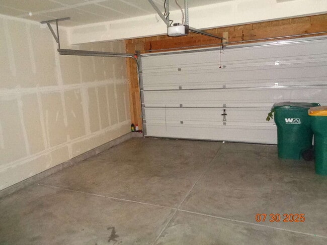 Building Photo - Great neighborhood! with open space and wa...