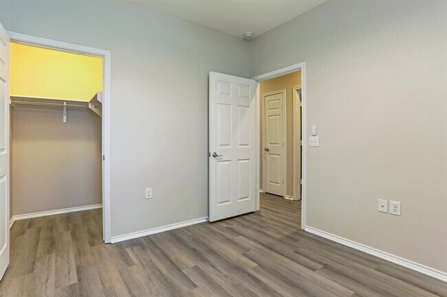 Building Photo - 11108 Helms Deep Dr