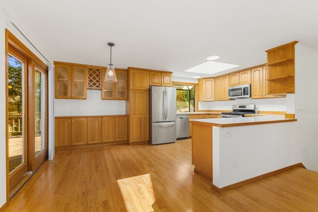 Building Photo - Charming Tri-Level Home in Ideal Location ...