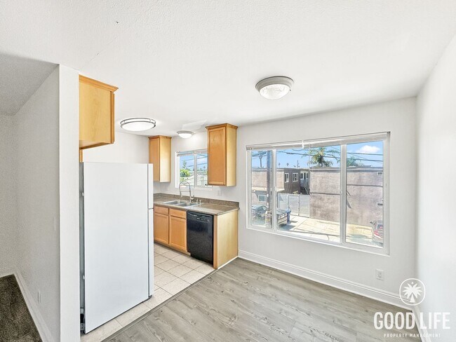 Building Photo - Beautiful 1BD/1BA W/ Reserved Parking and In-Unit Laundry in North Park!