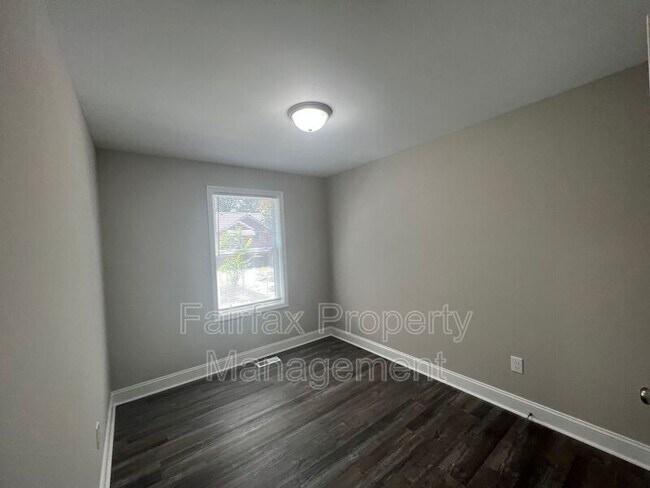 Building Photo - 2109 Hart St