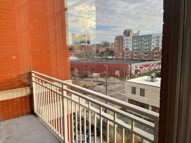 Building Photo - Your Dream Downtown Condo Awaits!