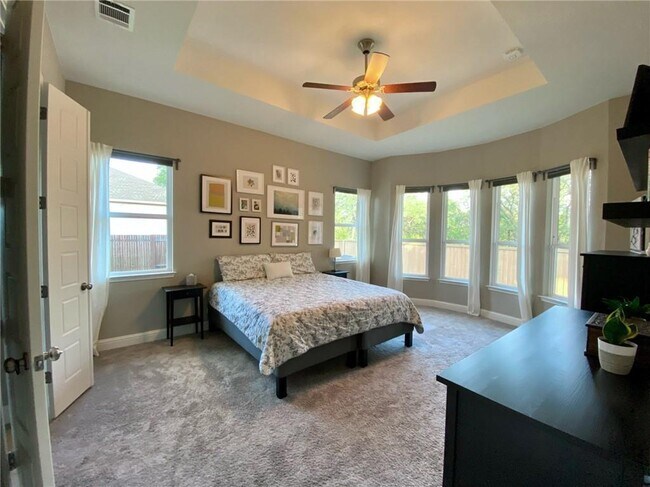 Building Photo - 402 Parkwest Cove