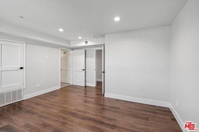 Building Photo - 819 E La Palma Dr