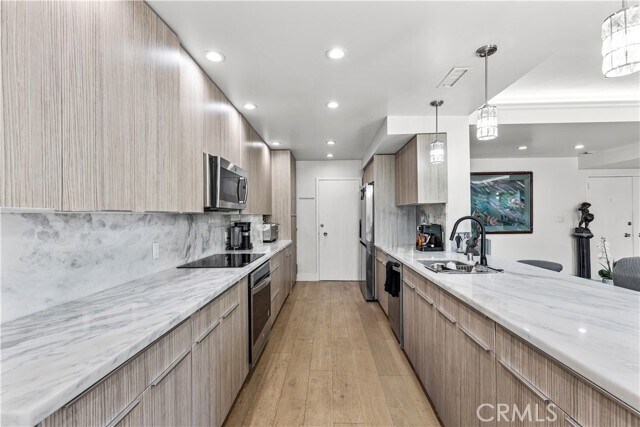 Building Photo - 818 N Doheny Dr