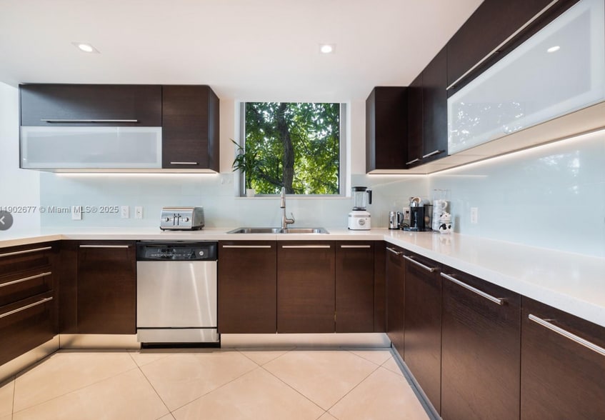 Building Photo - 7928 East Dr