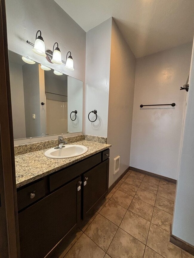 Building Photo - 2 Bedroom 2 Bathroom Condo