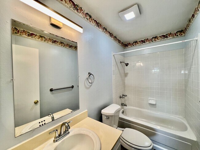 Building Photo - Newly remodeled 4B/2BA house w/ large back...