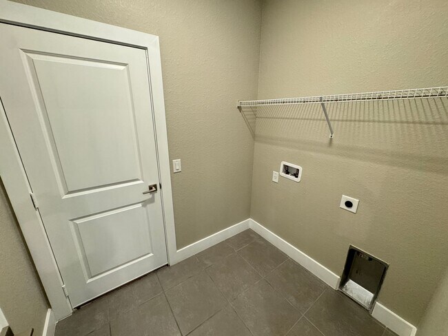 Building Photo - Spacious 4-Bedroom Home in Poinciana – Internet Included & No HOA Approval Required