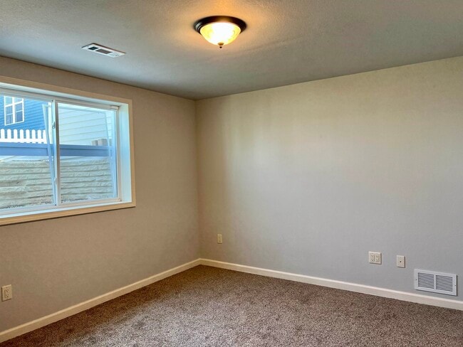 Building Photo - 369 Bella Way