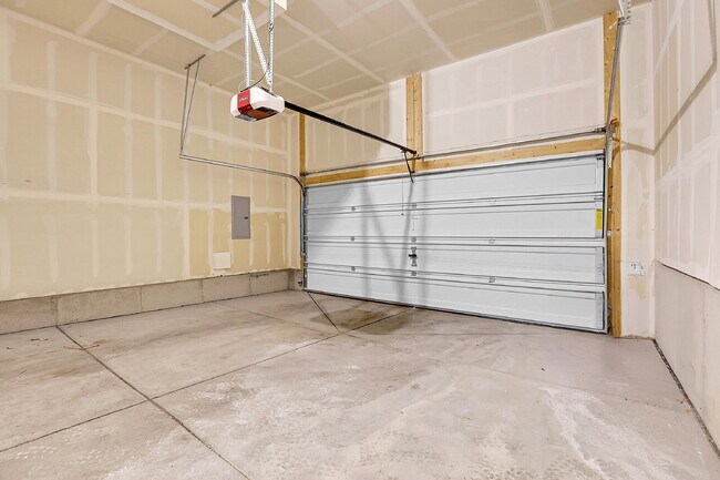 Building Photo - $2,750.00, 3 bed, 2.5 bath located in Denver