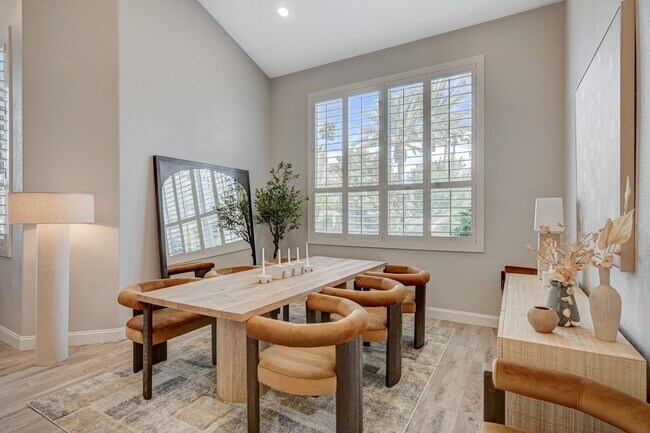 Building Photo - 4 Bedroom Contemporary Furnished-Renovated...