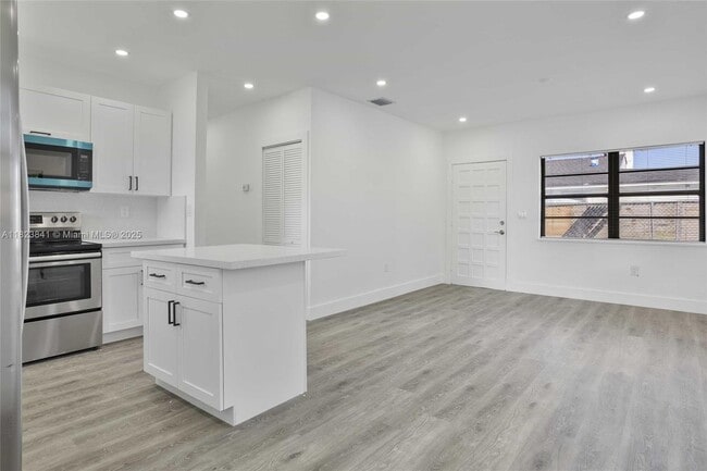 Building Photo - 2724 SW 34th Ct