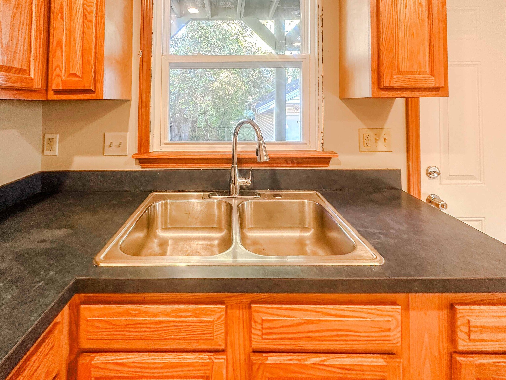 Building Photo - 4044 Asbury Dr