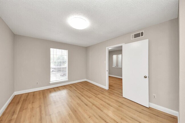 Building Photo - 2800 Jeanetta St