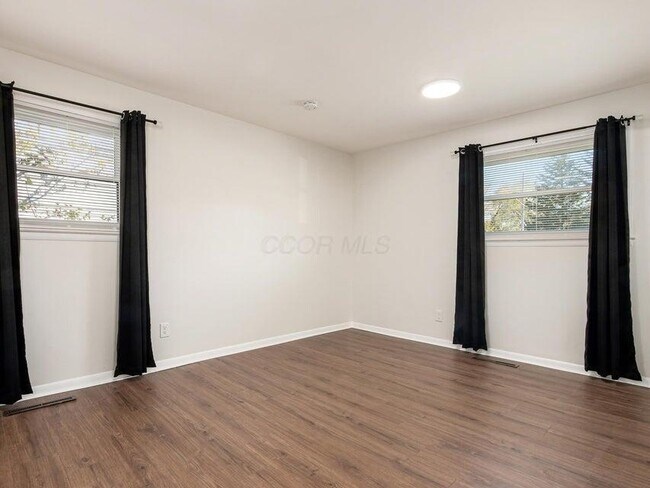 Building Photo - 1543 S Hamilton Rd