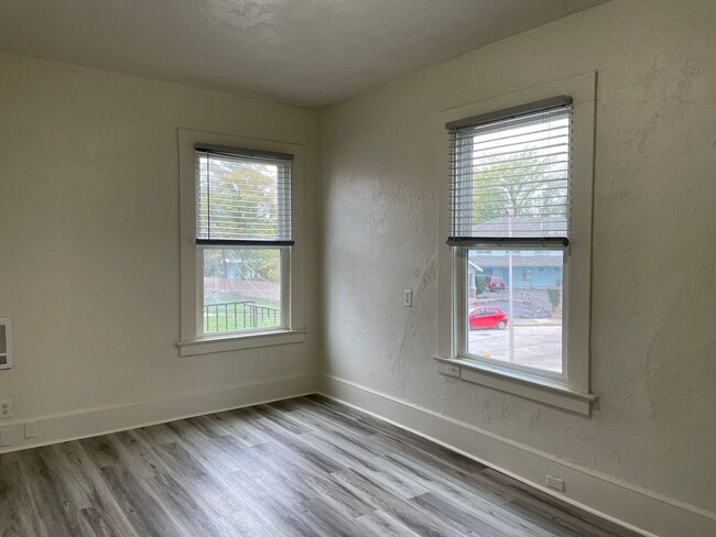 Building Photo - Newly Updated 1 Bedroom 1 Bathroom-Upstair...
