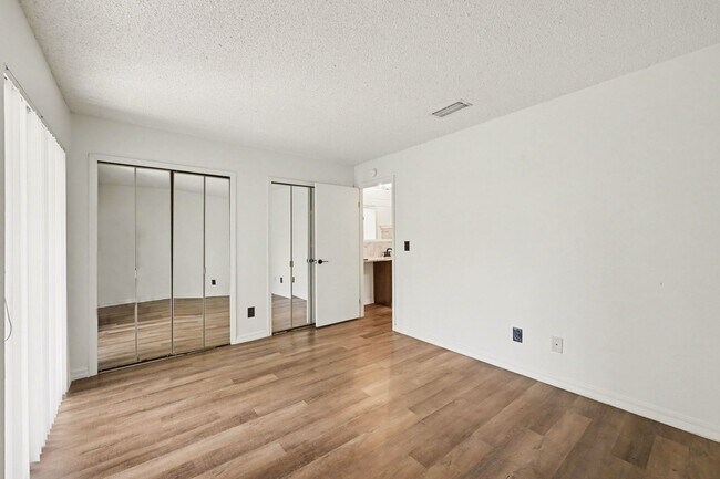 Building Photo - 3100-3111 Sir Hamilton Cir