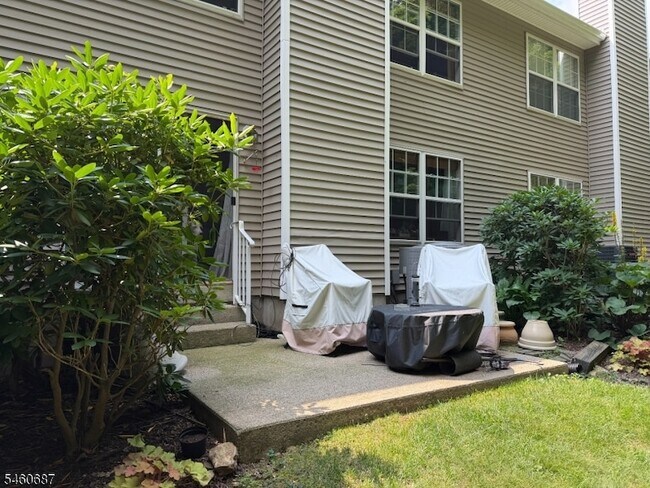 Building Photo - 67 Woodmont Dr