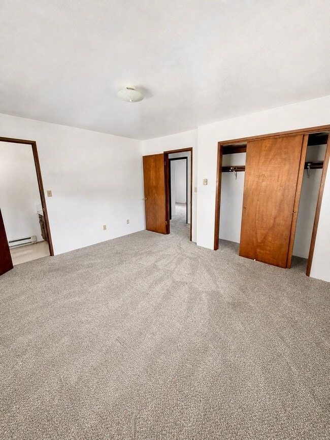 Building Photo - Large 3 Bed 1.5 Bath with large Garage Located in Cosmopolis