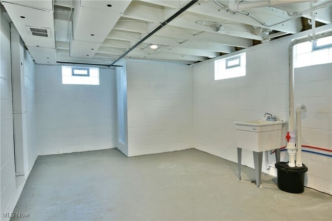 Building Photo - 9190 Warren Painsville