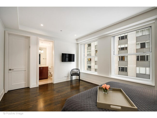 Building Photo - 159 E Walton Pl