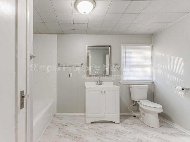 Building Photo - 730 N Louisa Ave