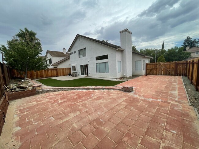 Building Photo - Beautiful 3 Bed 2.5 Bath Home with SOLAR i...