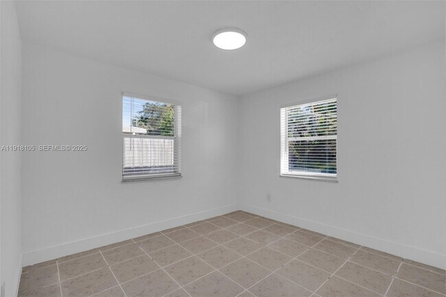 Building Photo - 124 SE 2nd Terrace