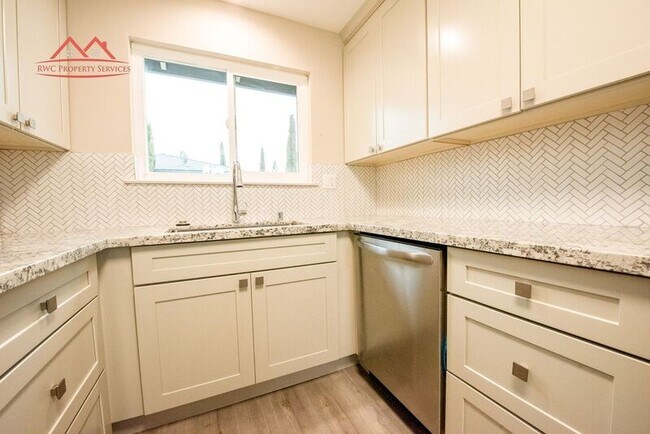 Building Photo - 3820 Moorpark Ave