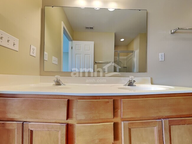 Building Photo - 275 Flanders Dr