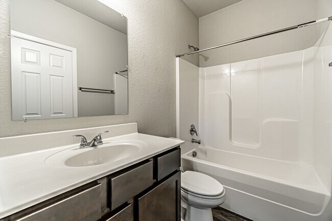 Building Photo - Welcome to this stunning 3-bedroom, 3-bathroom home located in the heart of Bentonville