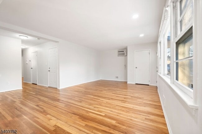 Building Photo - 19 Cooper Dr