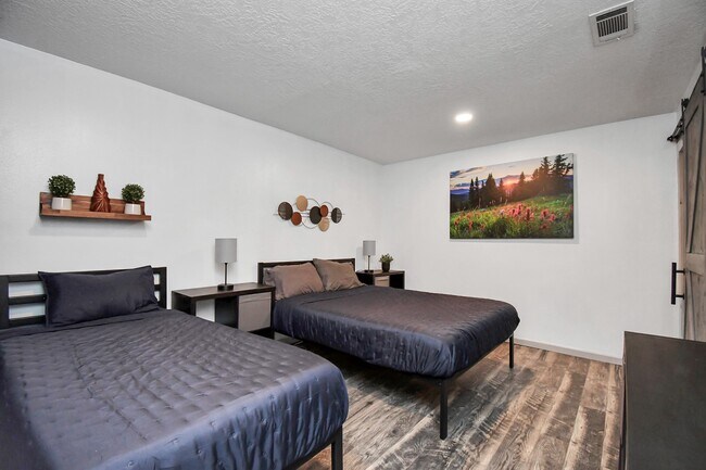 Building Photo - 15711 Creekhaven Dr