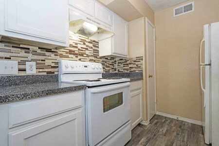 Building Photo - 2701 Green Oaks Rd