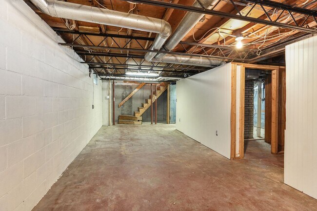 Building Photo - 3 Bedroom, 2 Bath Home in Grand Rapids! Available Now- Includes Washer and Dryer!