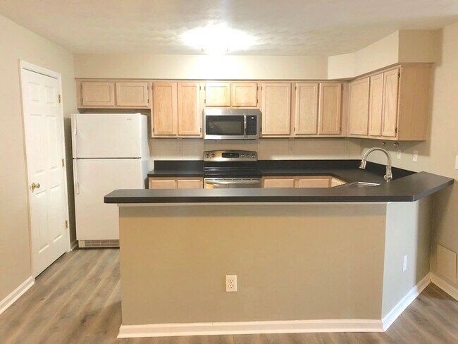Building Photo - TOWN HOME W/ LOFT AND OPEN FLOOR PLAN FOR ...