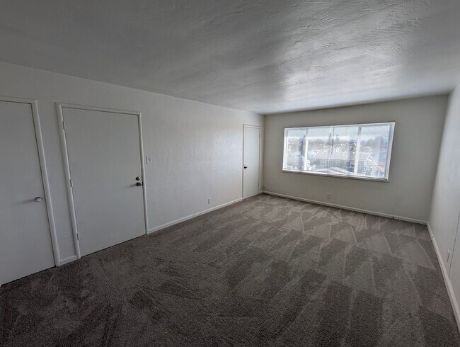 Building Photo - San Antonio Walk-Up 2/1 Available Now